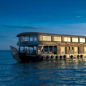 Harmony Houseboats Botel