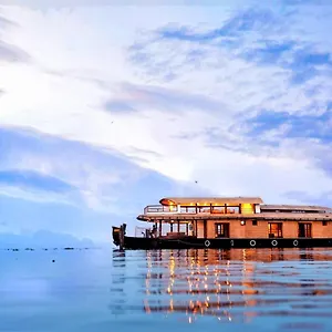 Indraprasthamlakecruise Botel