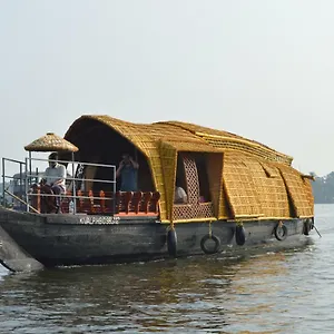 Thara's Houseboat Botel